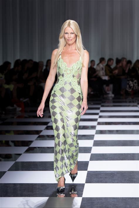 Versace: la sfilata SS24 è un omaggio a Gianni. E in 